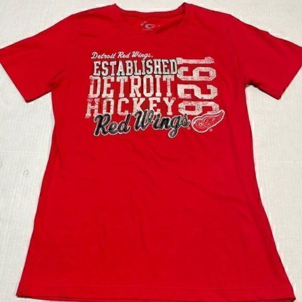 Detroit redwings women’s hockey T-shirt. Red. Size M.